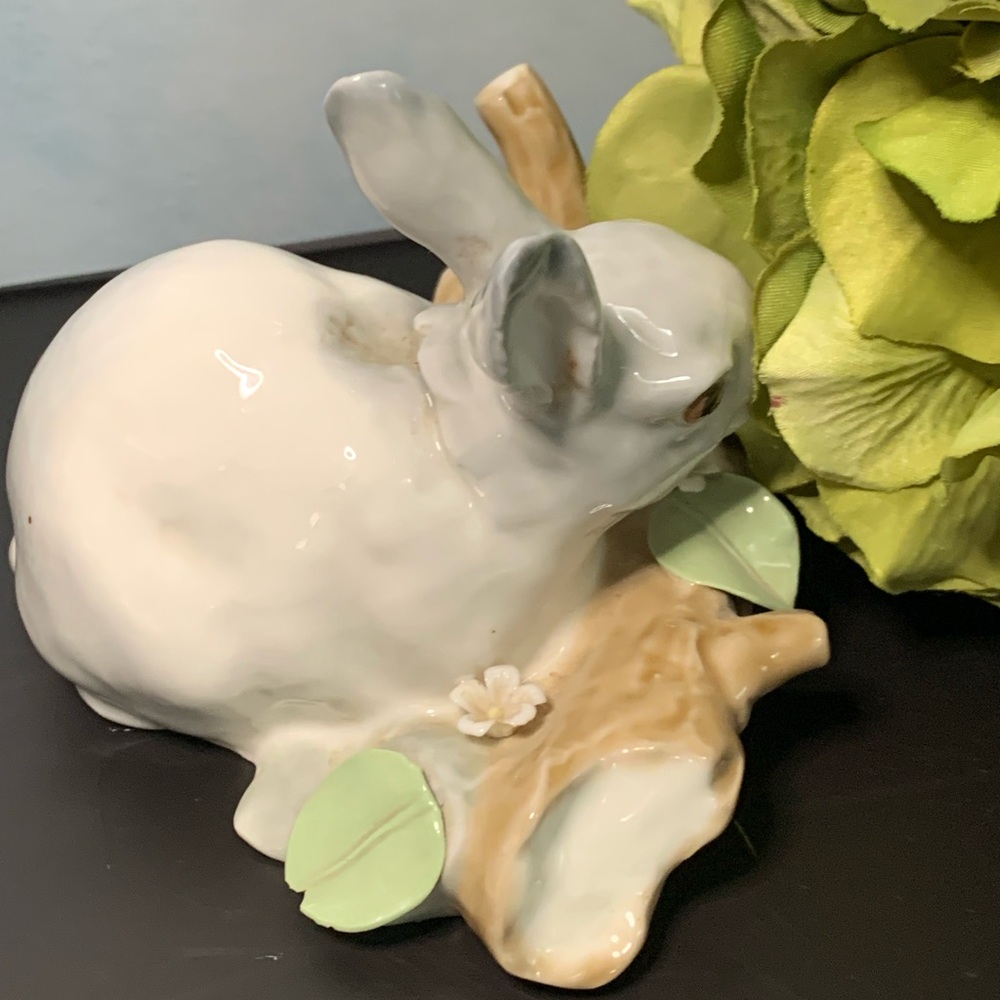 Lladro Rabbit Porcelain Figurine - Picture 2 of 5